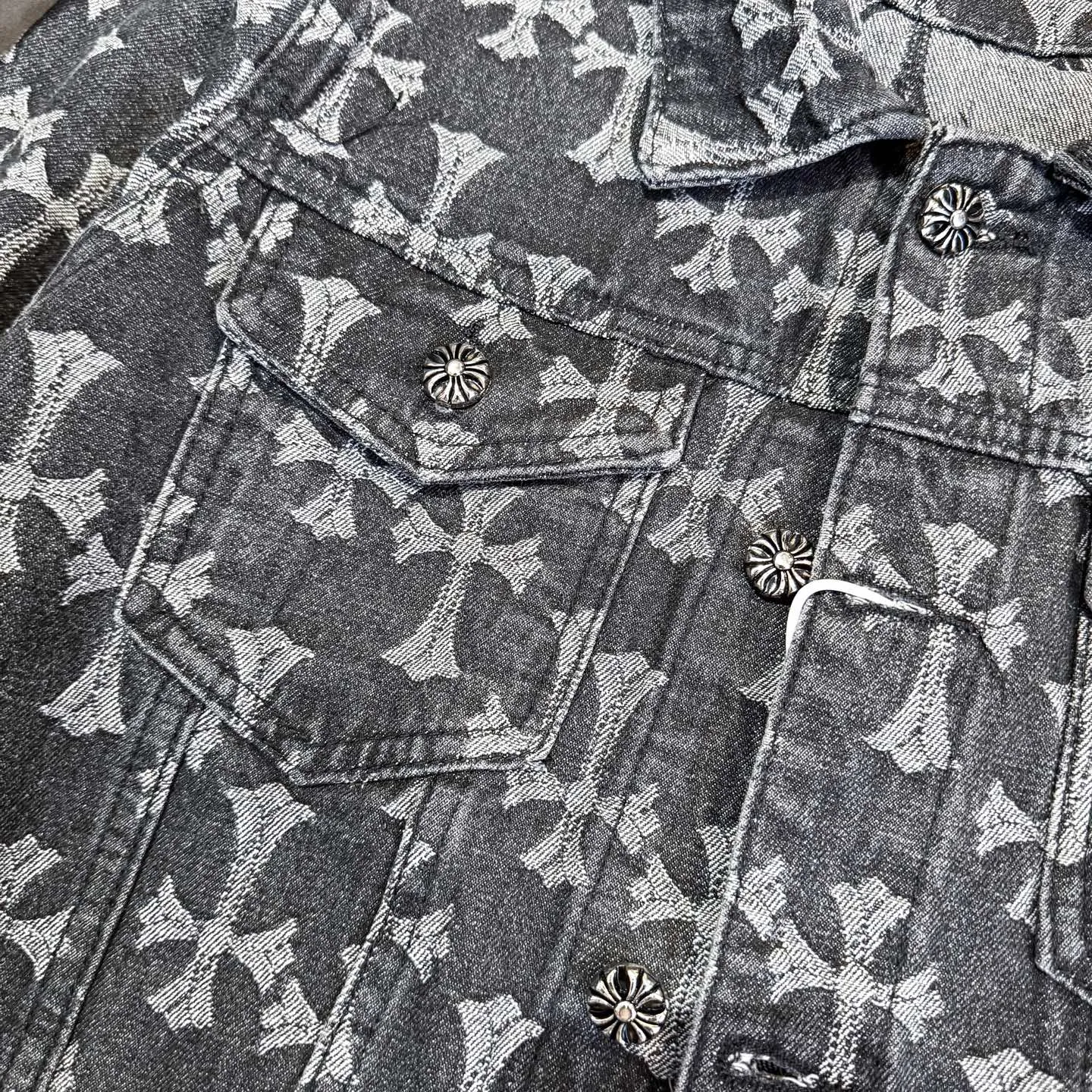 P260 [Black] Chrome Hearts double-sided heavy denim jacket with LOGO jacquard and dark flowers printed all over. The same style as the Internet celebrity star. The cross-printed denim jacket has a unique cross design element and all-over printing, which is full of design. It is made of 100% denim cotton fabric with heavy coarse yarn count, which ensures a stiff and tough silhouette while being soft, comfortable and breathable. The lapel is designed with silver buttons and is full of texture. The classic white cross logo is all over the dress, making it a perfect versatile style for spring and summer! Customized jacquard fabric, you can wear it in various styles. This gender-neutral shirt is a must-have for nightclubs. It can be worn as a jacket for both men and women. It can be easily worn by both men and women! The original loose version is made of high-quality pure cotton fabrics. The fabric pattern is high-definition and delicate without burrs. It is comfortable and breathable to wear. All the buttons are molded and customized. It is casual and fashionable and can be matched with any bottoms. It can be windproof and sunproof in spring and summer. It can be worn outside in autumn and winter! Easily concave shape makes you look slimmer and taller, perfect for both men and women! Style number: Color: Black Size: S M L XL